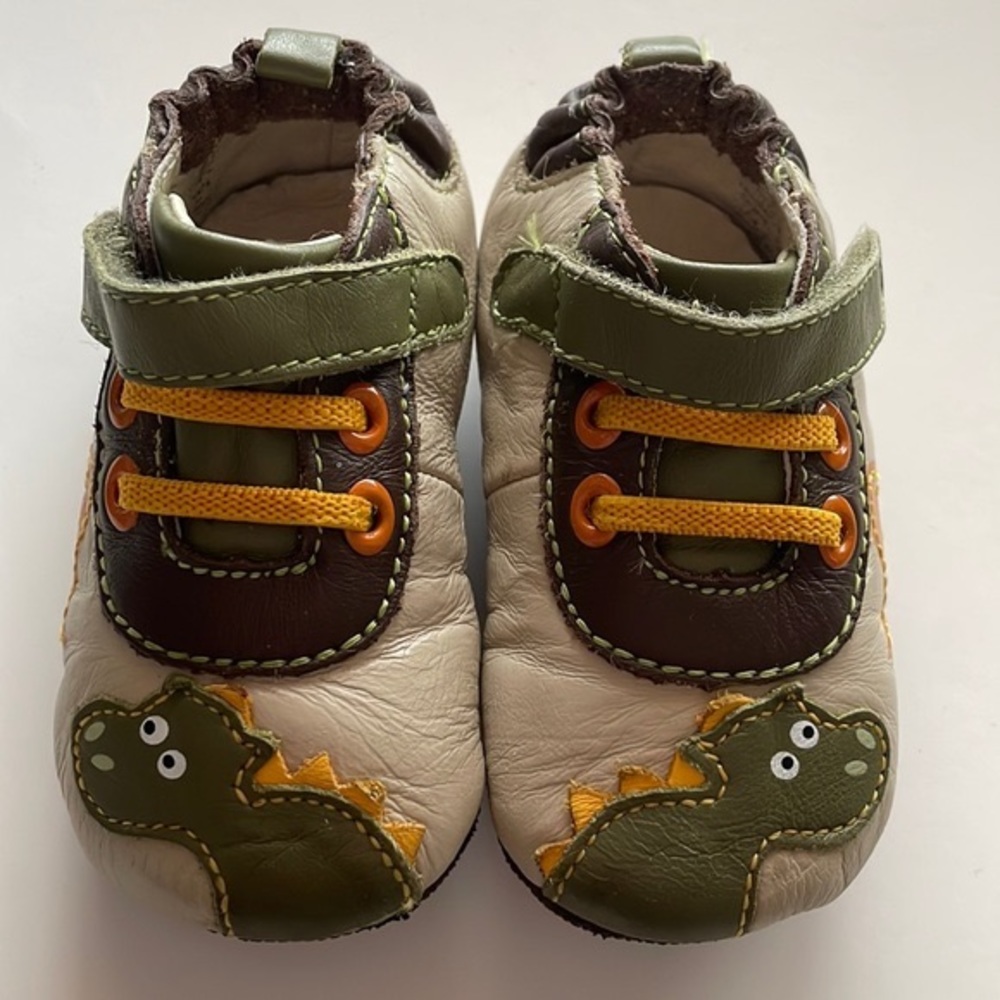 5/$25 Robeez First Kicks Dinosaurs Size 6-9 months